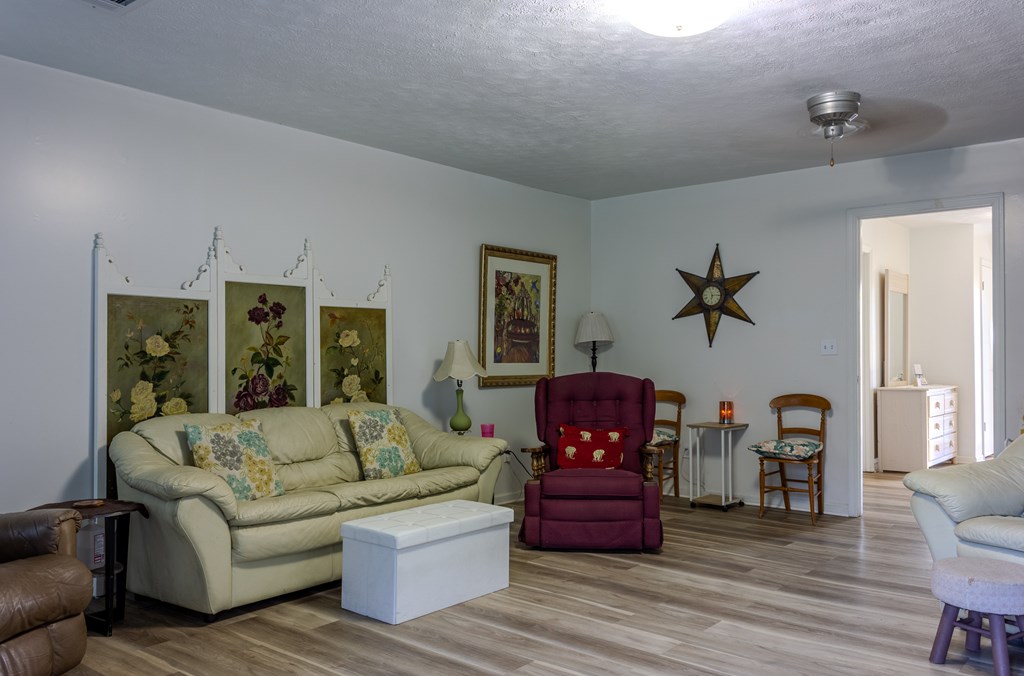 196 Russell Williams Road Eufaula, AL 36027 - Photo 12 of 30 a living room with furniture
