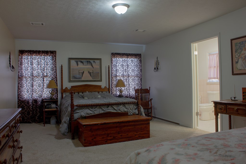 196 Russell Williams Road Eufaula, AL 36027 - Photo 20 of 30 a living room with furniture