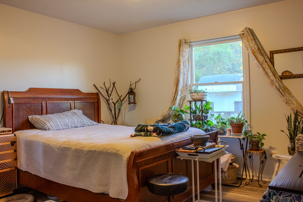 196 Russell Williams Road Eufaula, AL 36027 - Photo 25 of 30 a bedroom with a bed and a table