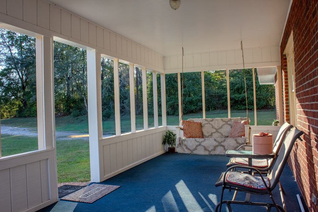 196 Russell Williams Road Eufaula, AL 36027 - Photo 4 of 30 a living room with furniture and a window