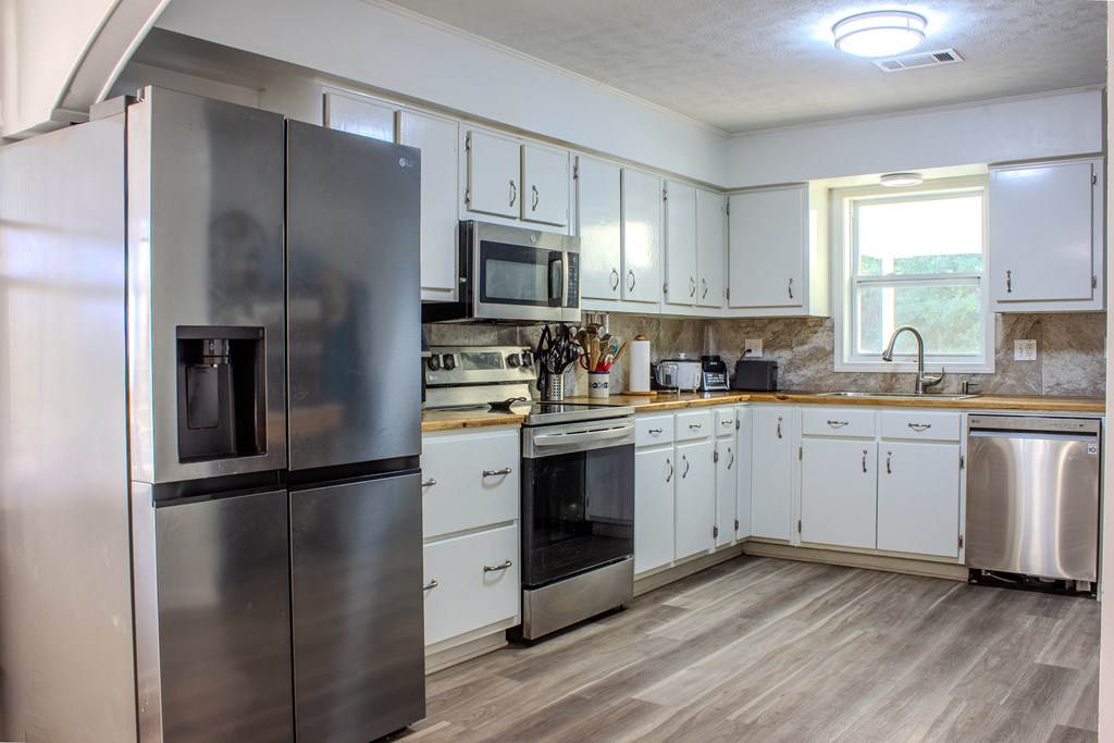 196 Russell Williams Road Eufaula, AL 36027 - Photo 7 of 30 a kitchen with a refrigerator stove and microwave
