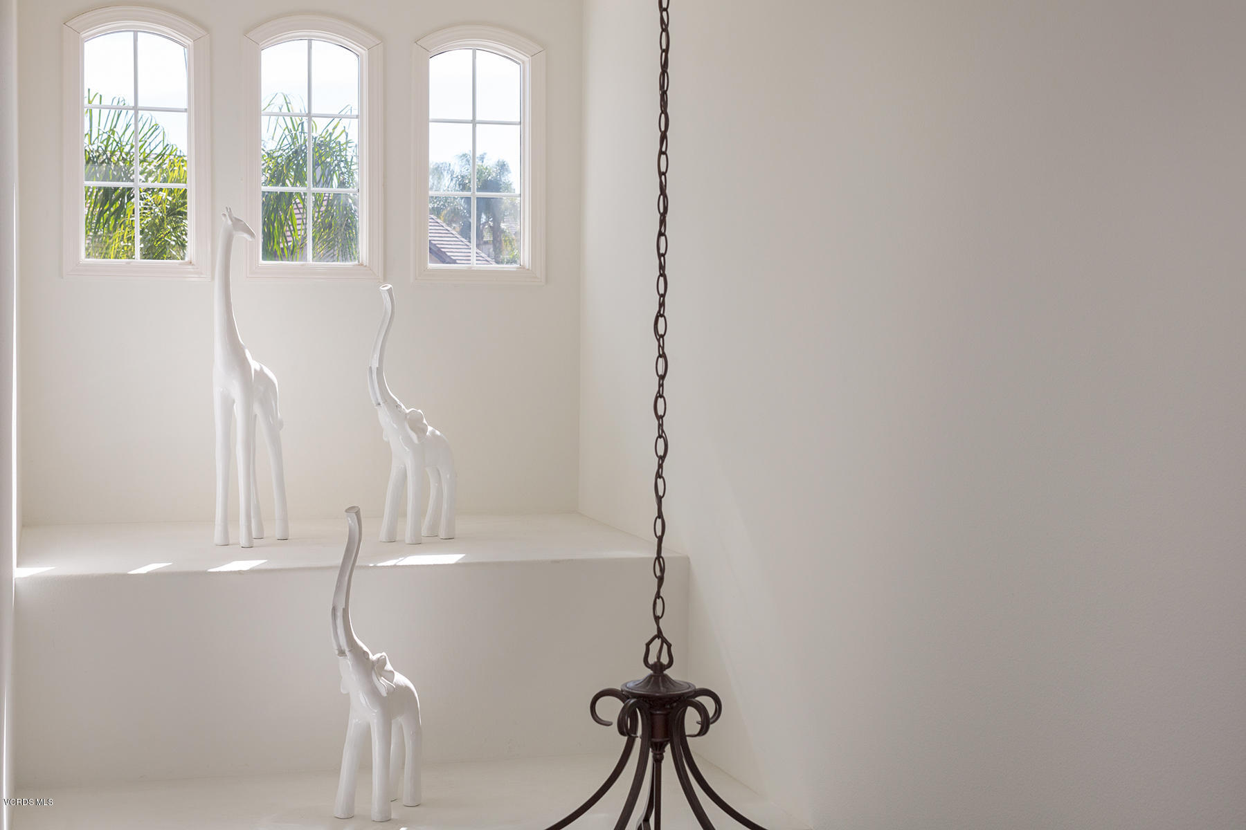 558 Rustic Hills Drive Simi Valley, CA 93065 - Photo 24 of 50 a bathroom with a bathtub