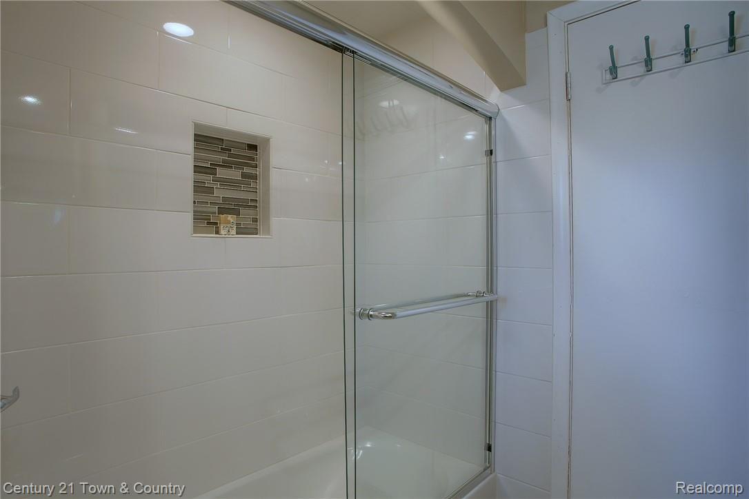 2300 Kingsford Road Rochester, MI 48309 - Photo 24 of 32 24-Bathroom 2nd View.jpg