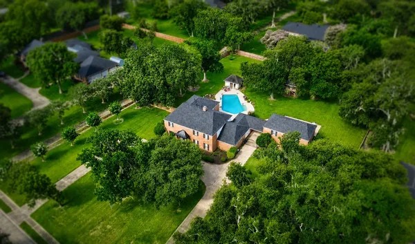 $799,999 | 111 Cherrywood Drive, Lake Jackson, TX 77566