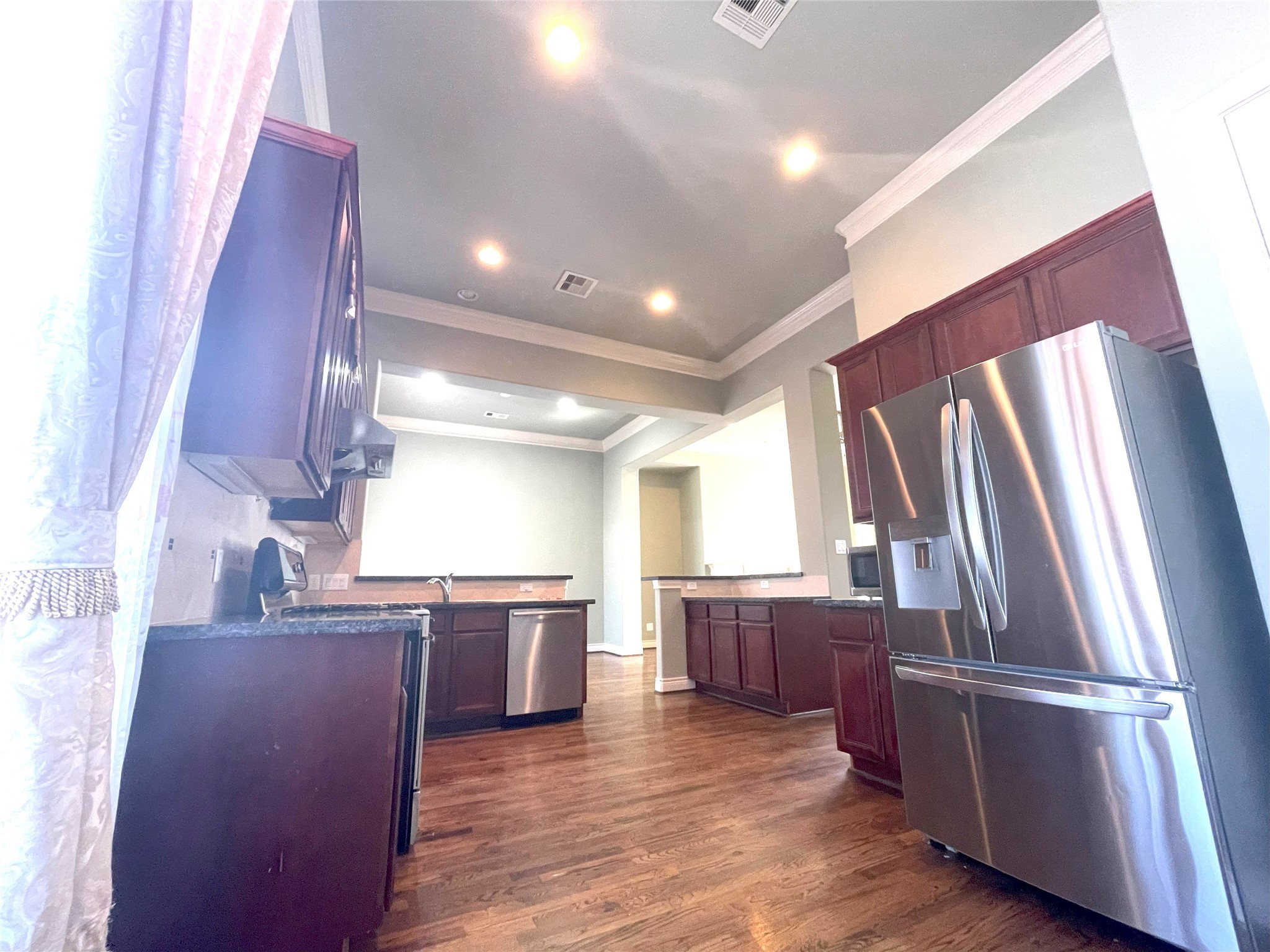 3138 Pemberton Walk Houston, TX 77025 - Photo 17 of 27 a view of kitchen with sink microwave and refrigerator