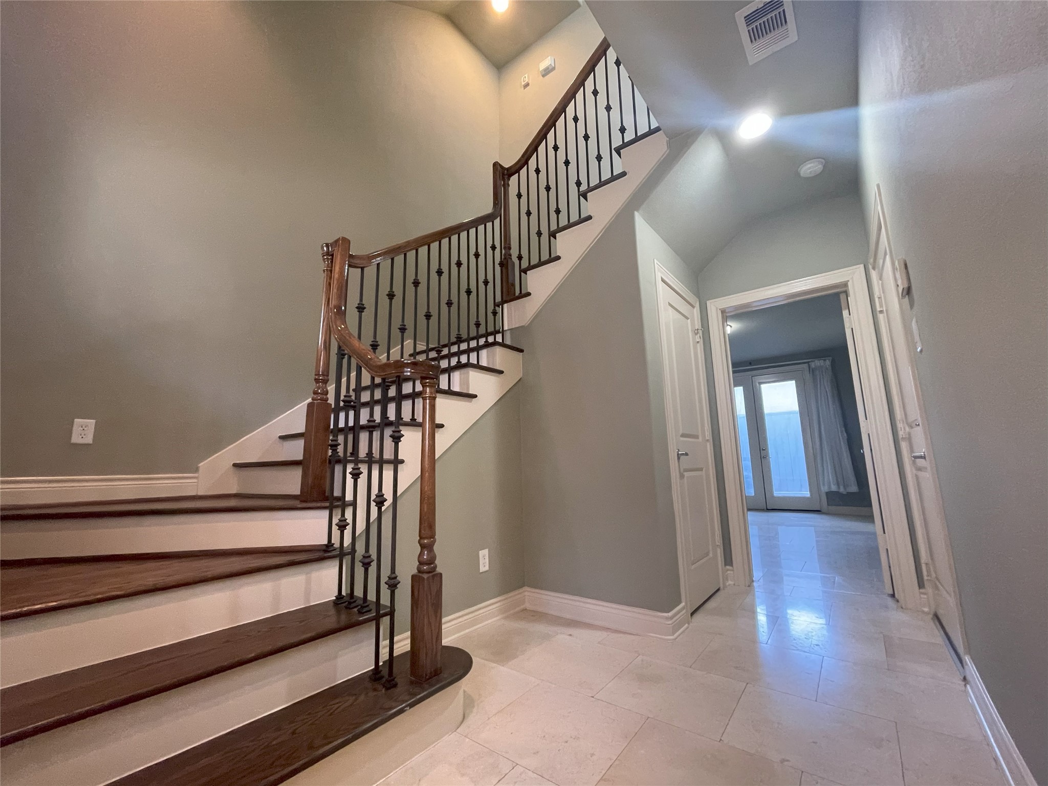 3138 Pemberton Walk Houston, TX 77025 - Photo 7 of 27 a view of entryway