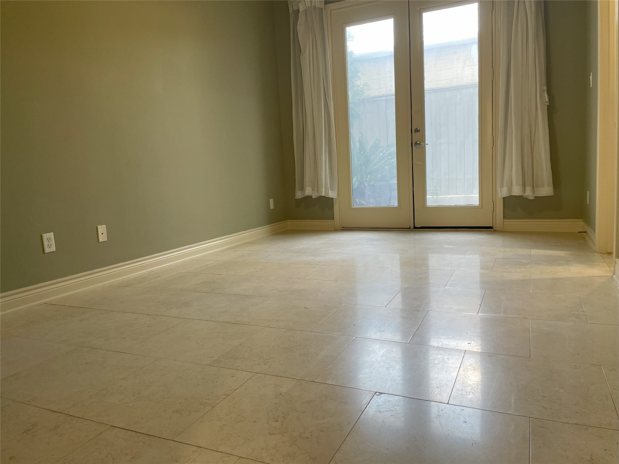 3138 Pemberton Walk Houston, TX 77025 - Photo 8 of 27 a view of an empty room and window