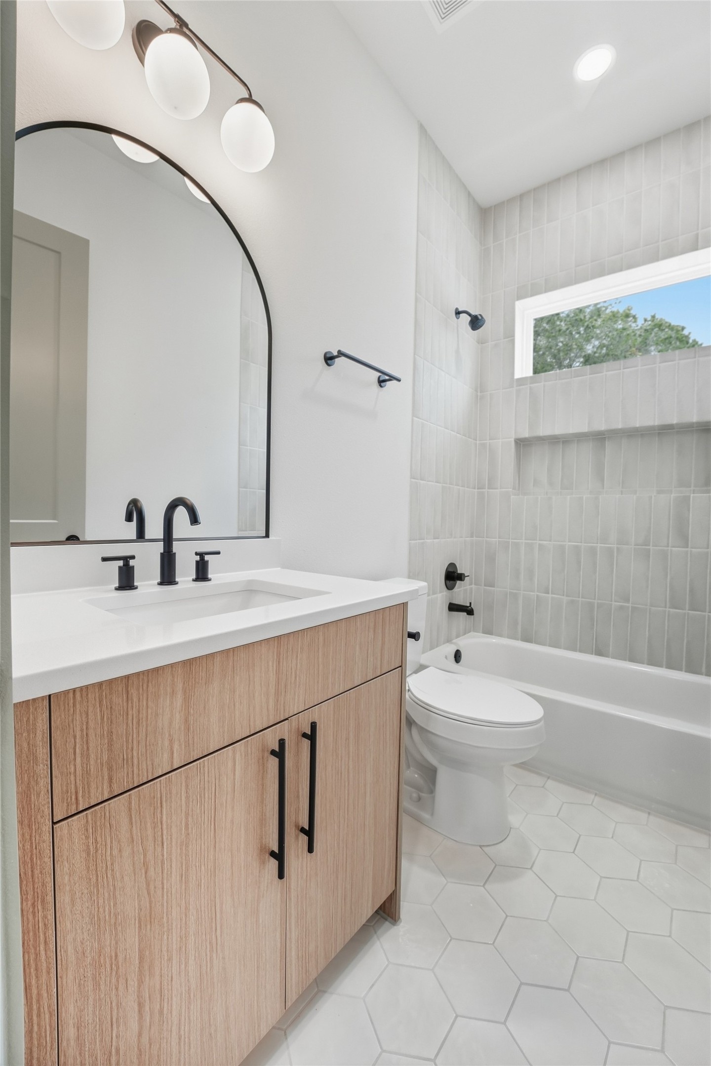 2953 Delafield Street Houston, TX 77023 - Photo 23 of 42 Secondary Bathroom