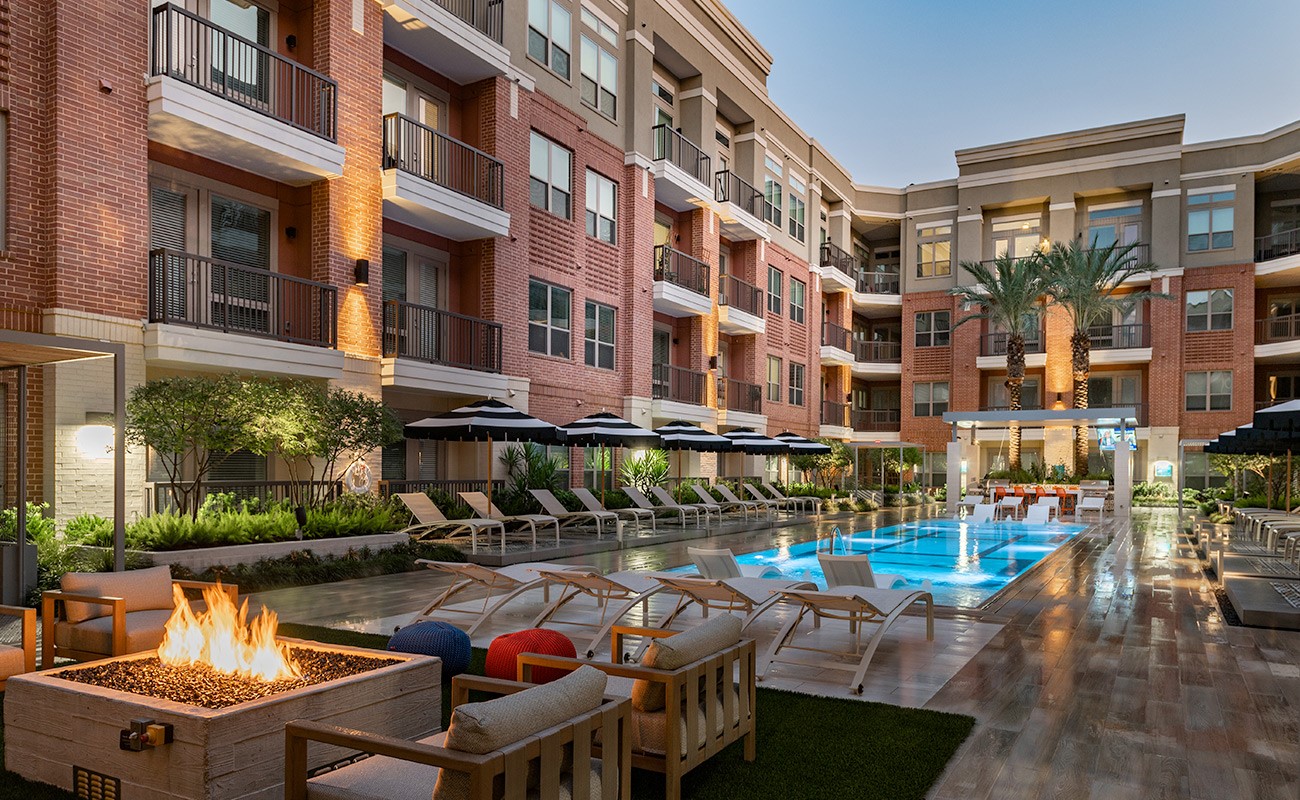 160 Birdsall Street, Unit 1121 Houston, TX 77007 - Photo 11 of 26 a view of a patio with swimming pool table and chairs