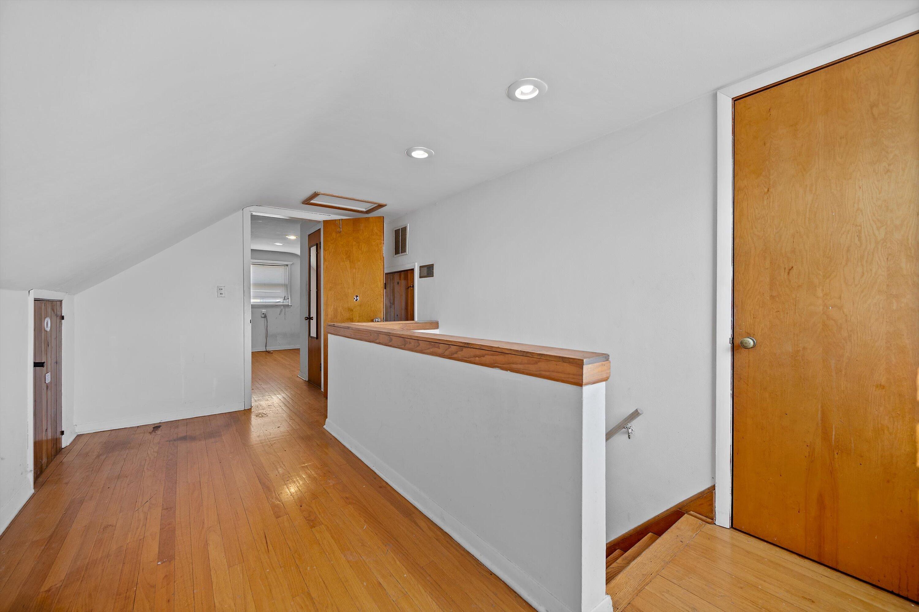 4512 North 71st Street Milwaukee, WI 53218 - Photo 13 of 21 Upper landing