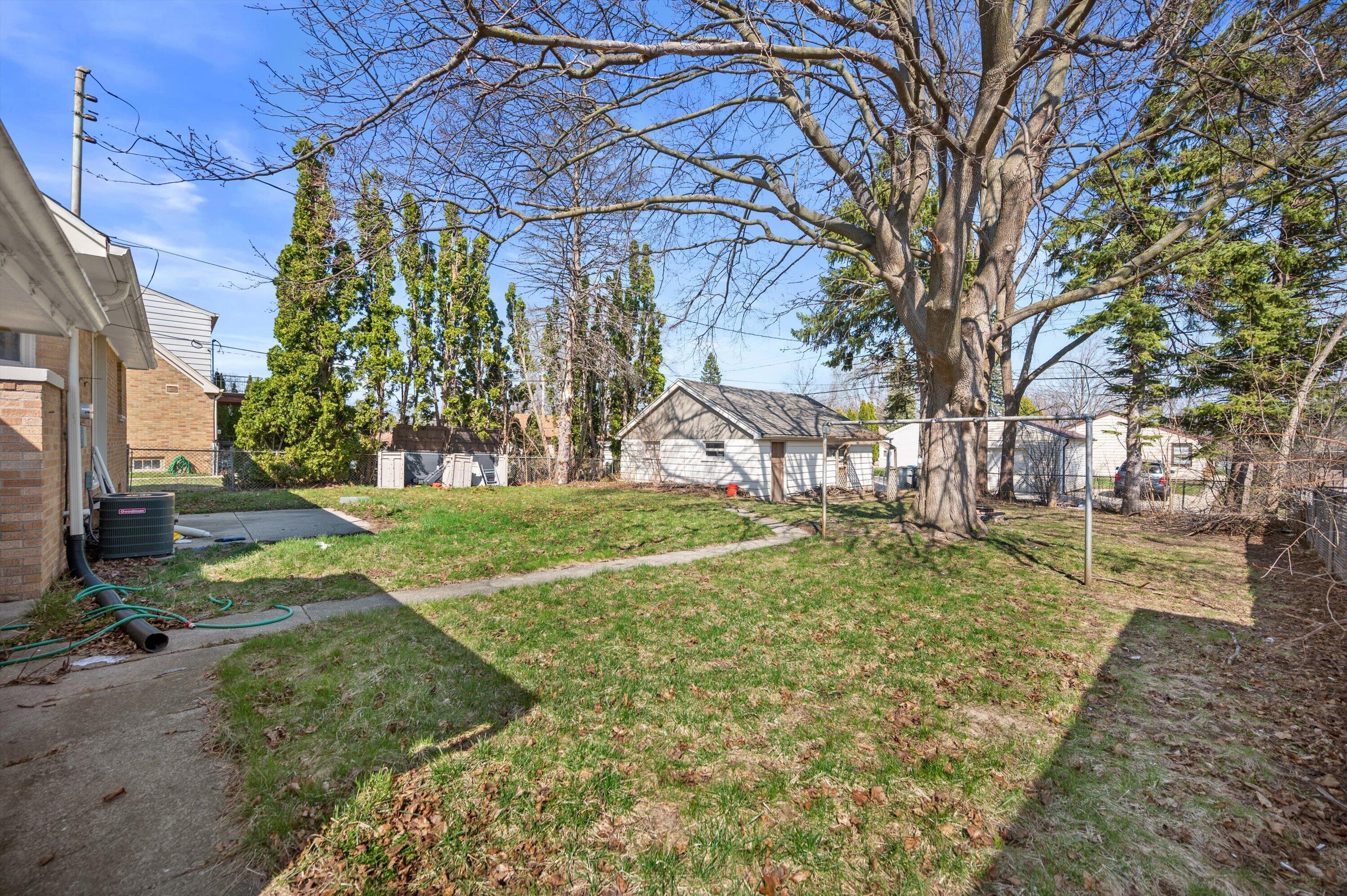 4512 North 71st Street Milwaukee, WI 53218 - Photo 18 of 21 Fenced in yard