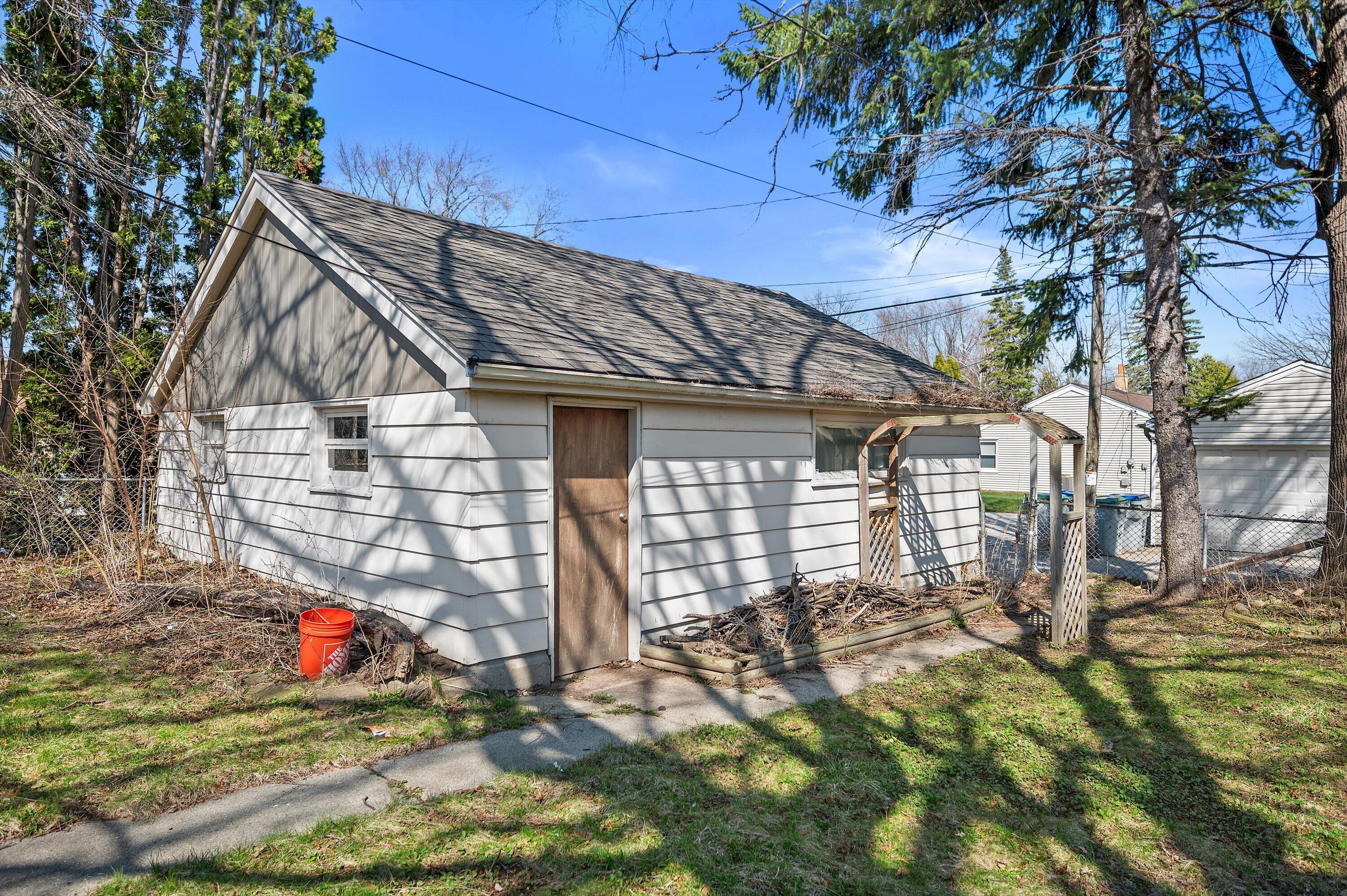 4512 North 71st Street Milwaukee, WI 53218 - Photo 19 of 21 Detached garage