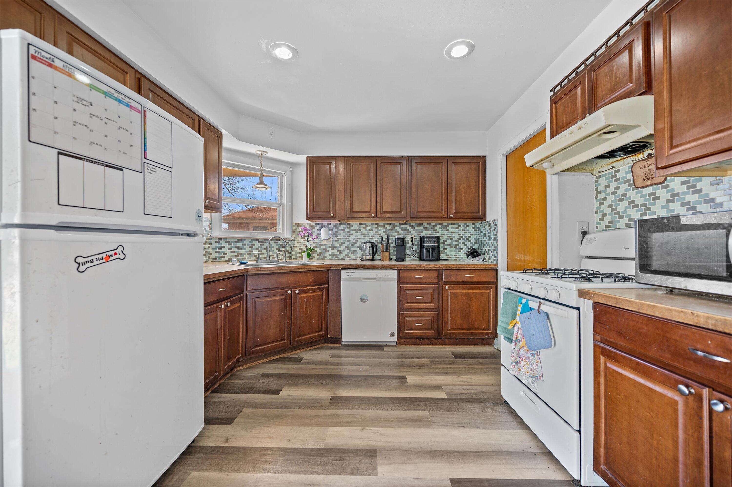 4512 North 71st Street Milwaukee, WI 53218 - Photo 5 of 21 All appliances included