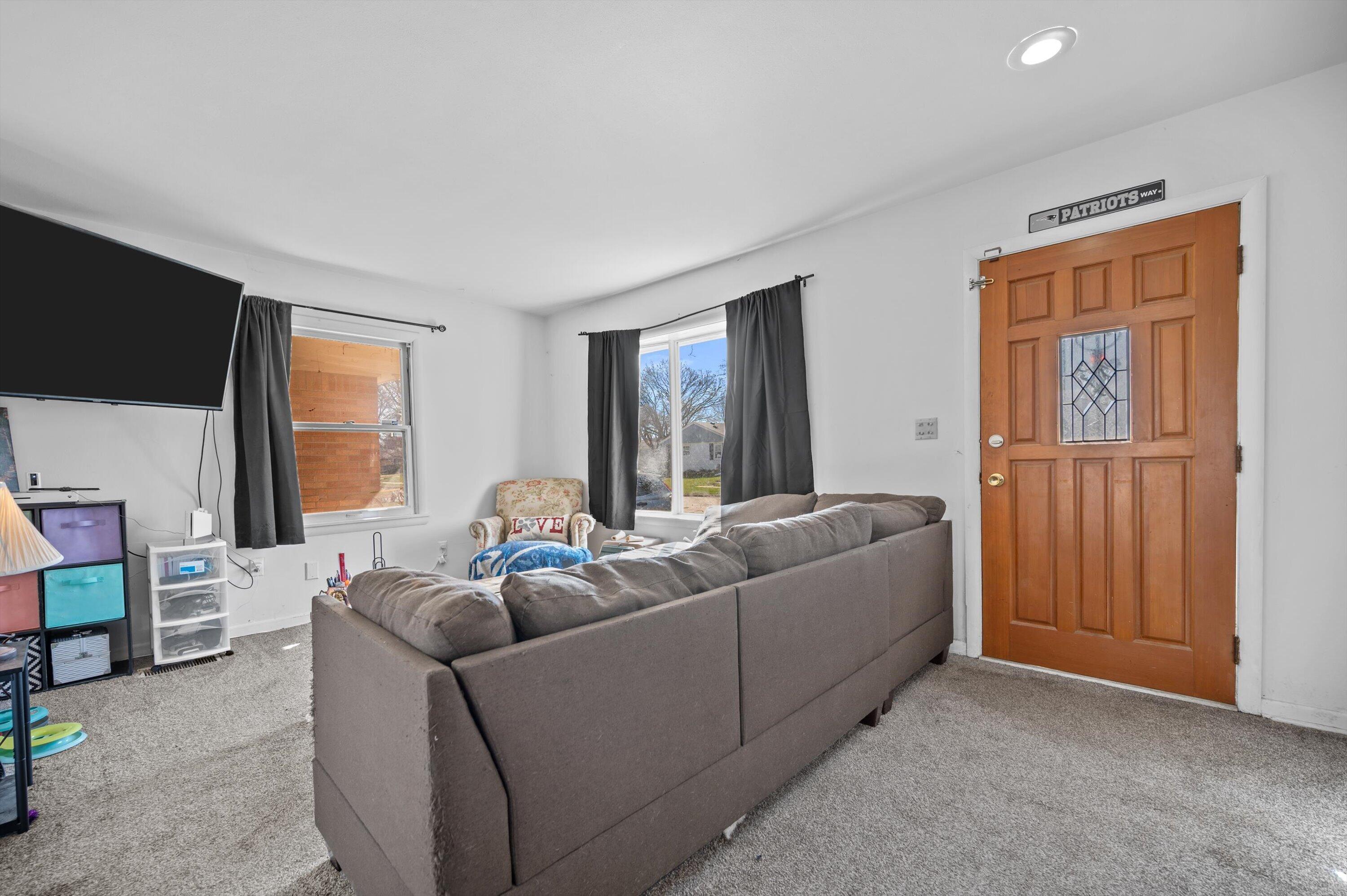 4512 North 71st Street Milwaukee, WI 53218 - Photo 8 of 21 Living room