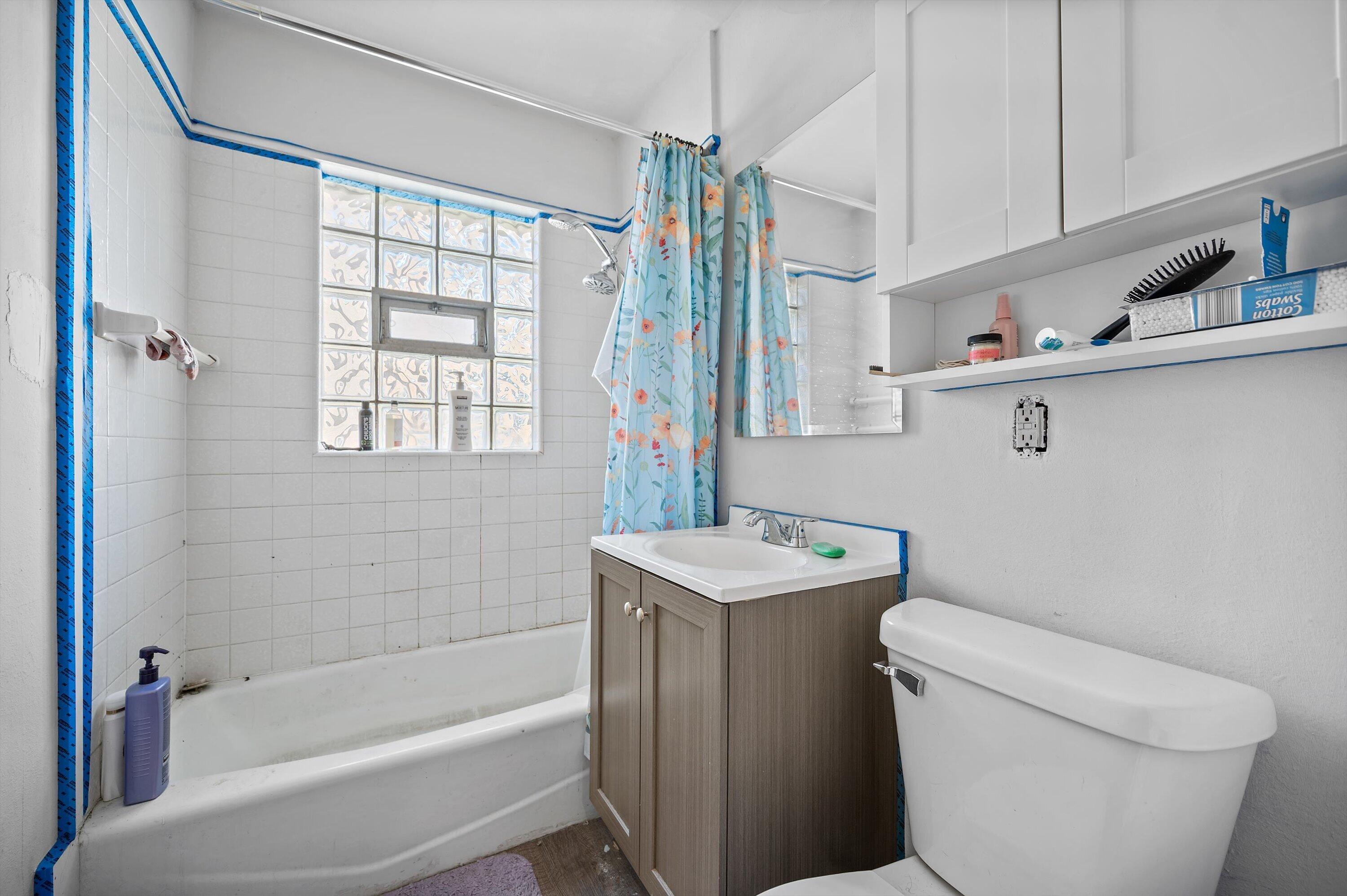 4512 North 71st Street Milwaukee, WI 53218 - Photo 10 of 21 Full bath