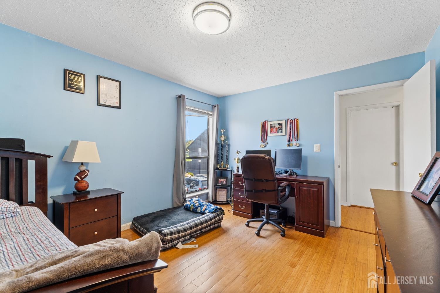 51 Westgate Drive Edison, NJ 08820 - Photo 32 of 48 a workspace with furniture and wooden floor