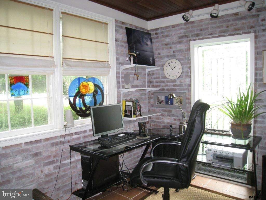 831 Locust Grove Road York, PA 17402 - Photo 4 of 22 Gallery Image 4