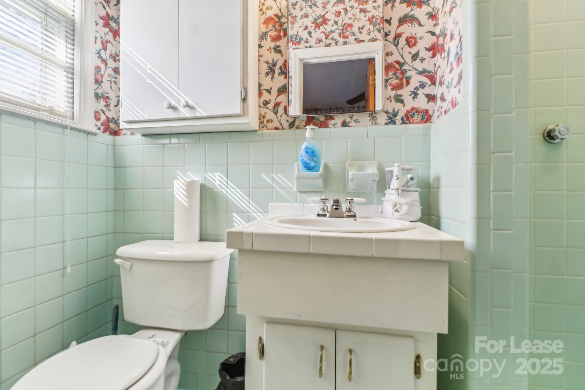 3422 Covenant Road Columbia, SC 29204 - Photo 20 of 27 a bathroom with a toilet sink and mirror