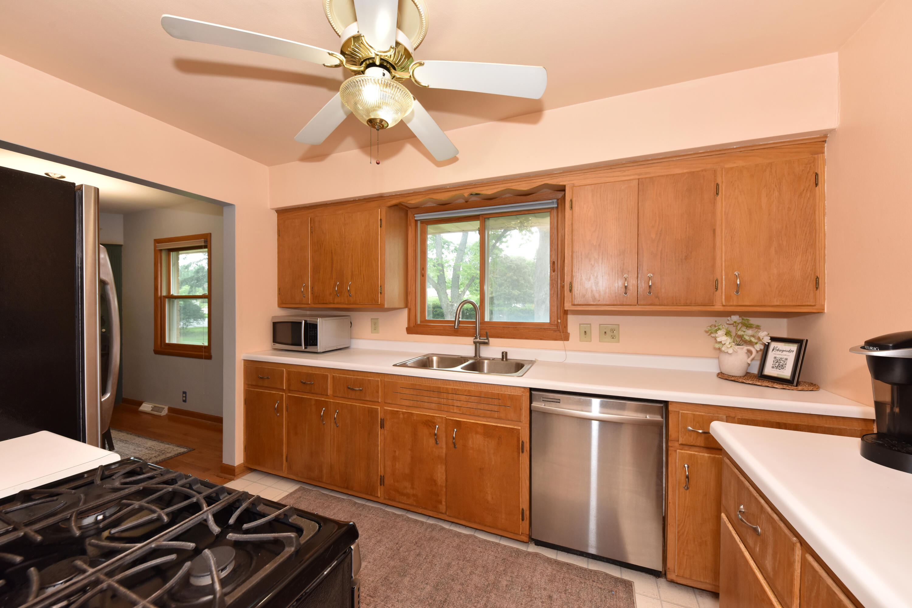 W156 N8028 Pilgrim Road Menomonee Falls, WI 53051 - Photo 11 of 30 Kitchen