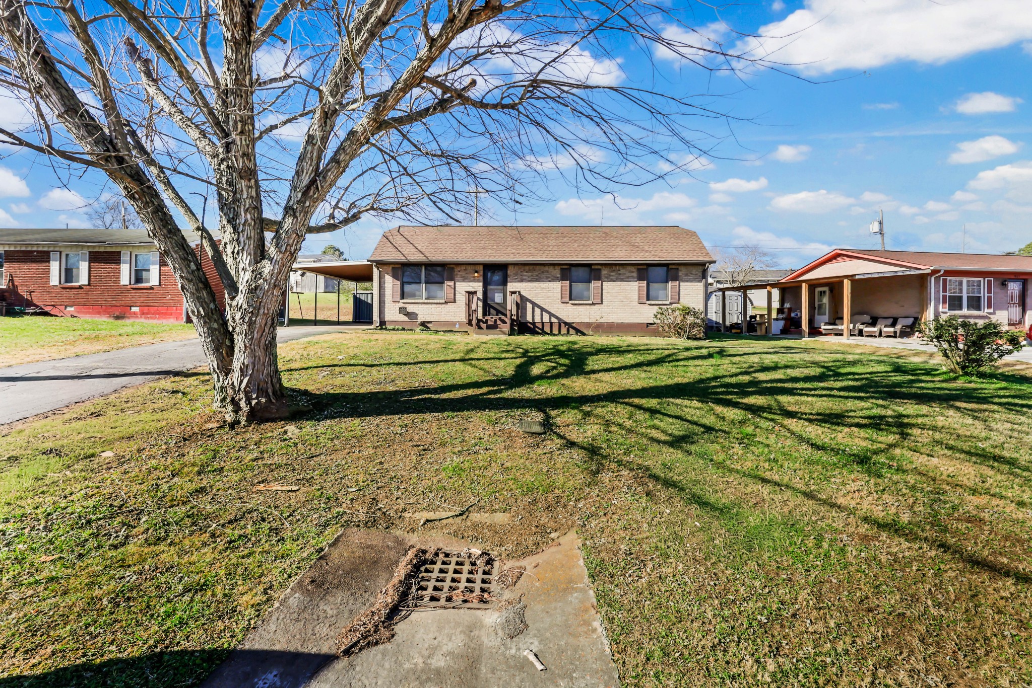 805 East 8th Avenue Springfield, TN 37172 - Photo 2 of 16 a front view of a house with a yard