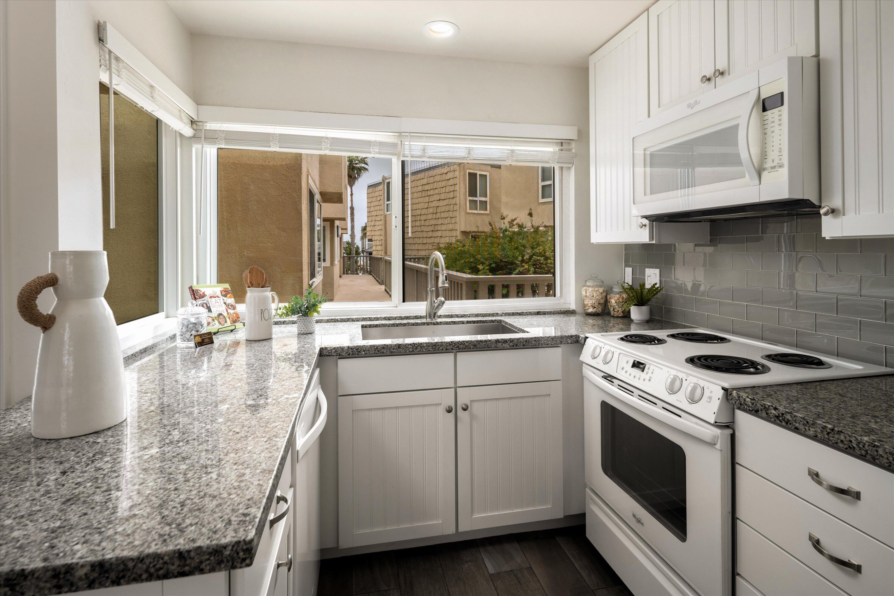 4700 Sandyland Road, Unit 54 Carpinteria, CA 93013 - Photo 4 of 26 Kitchen
