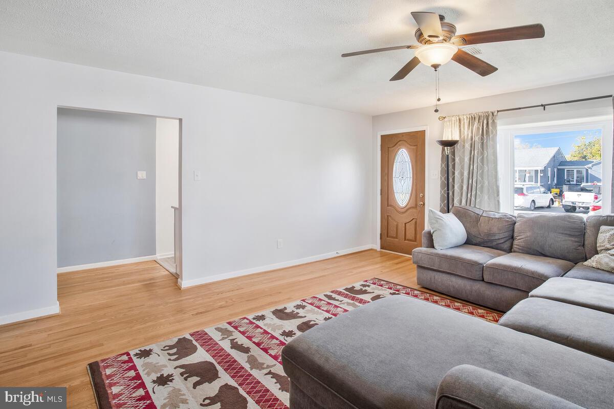 181 Kenwood Road Pasadena, MD 21122 - Photo 6 of 35 Living Room