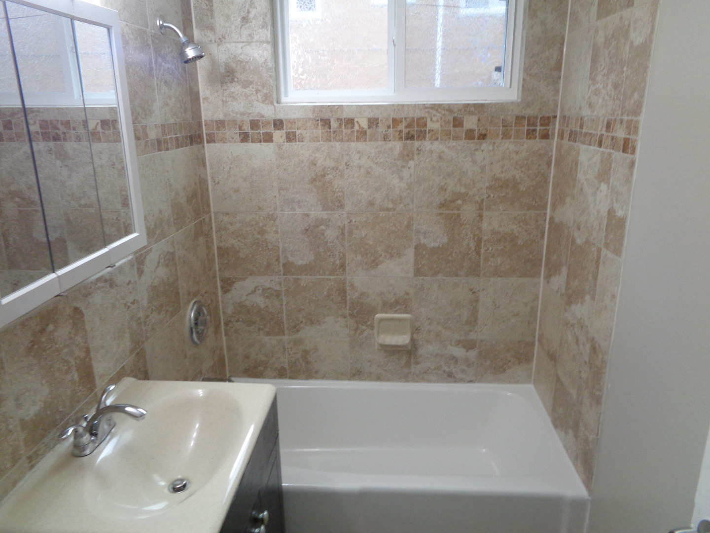 6834 West Lode Drive, Unit 1B Worth, IL 60482 - Photo 8 of 9 a bathroom with a sink and a bathtub