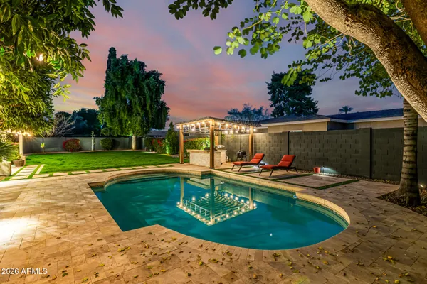 a view of a backyard with pathway