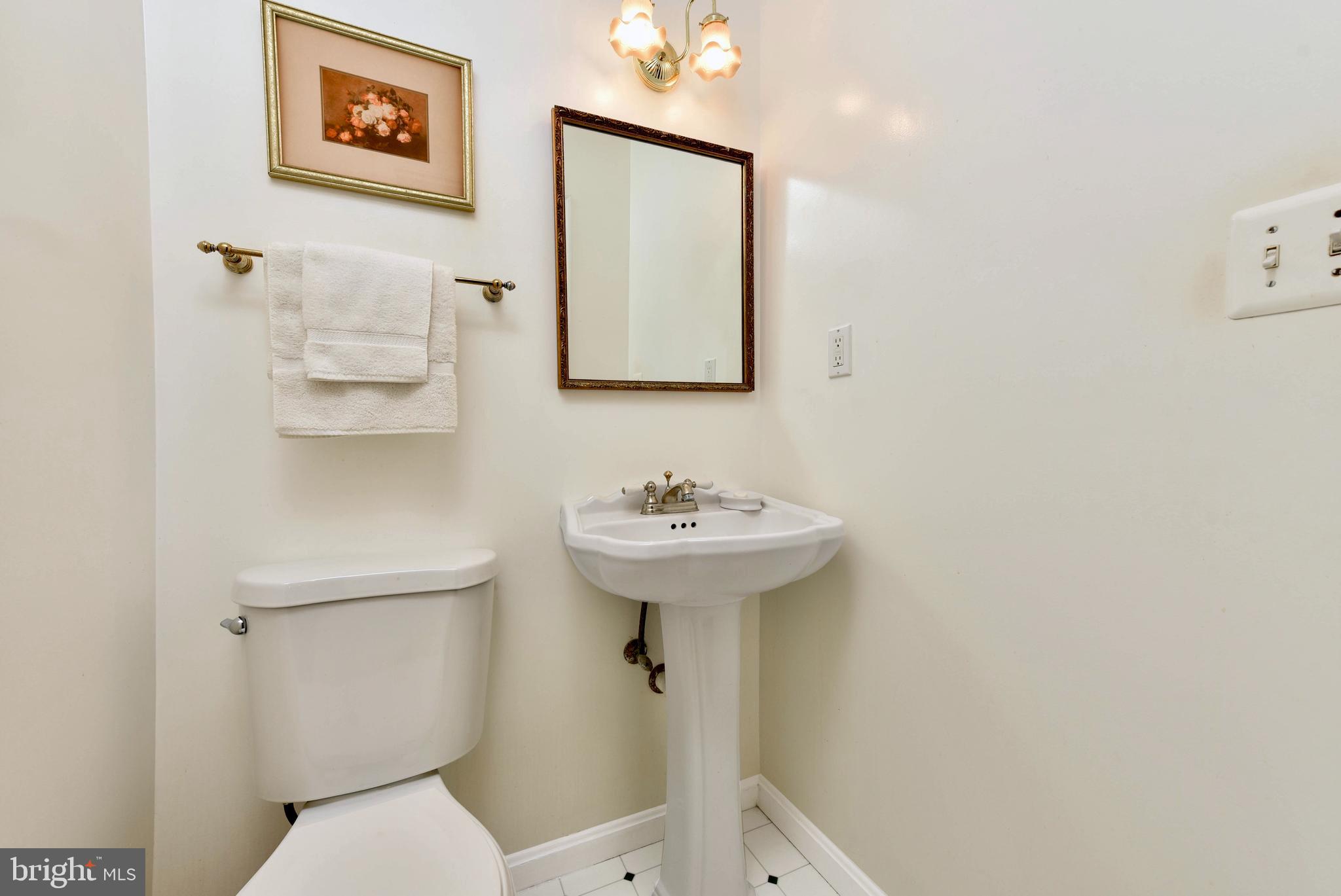17398 Hamilton Station Road Hamilton, VA 20158 - Photo 5 of 21 HALF BATH ON MANIN LEVEL