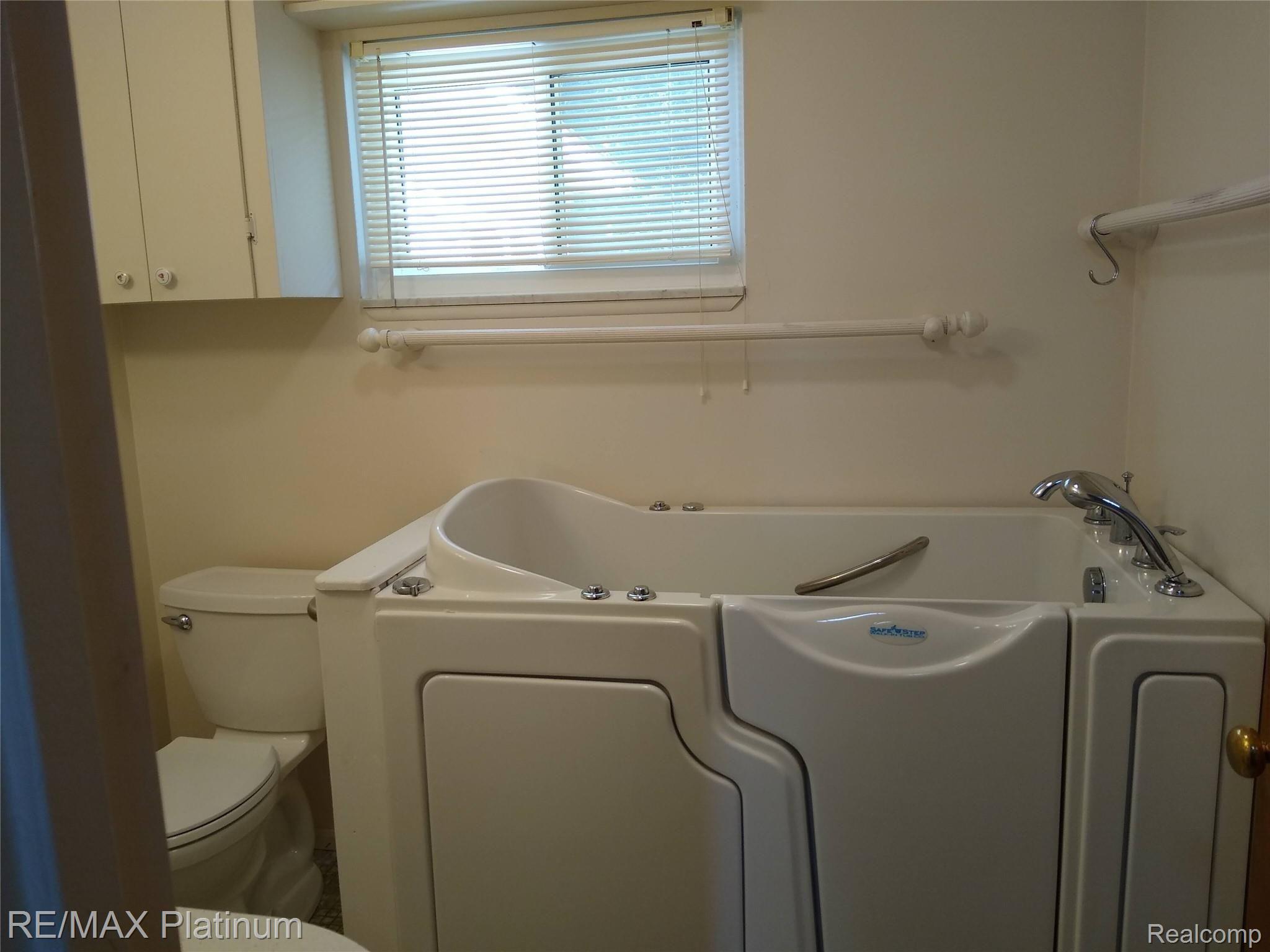 1555 Chilson Road Howell, MI 48843 - Photo 21 of 47 1st floor bath with walk-in jetted tub