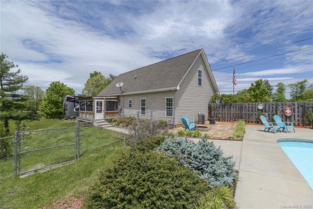 64 Gibbs Road Leicester, NC 28748 - Photo 3 of 45 Gallery Image 3