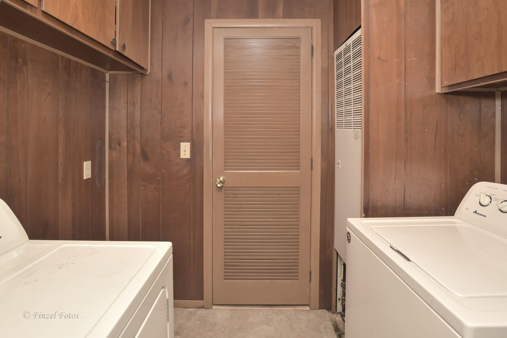 1158 Country Club Road Elgin, IL 60123 - Photo 15 of 16 a utility room with dryer and washer