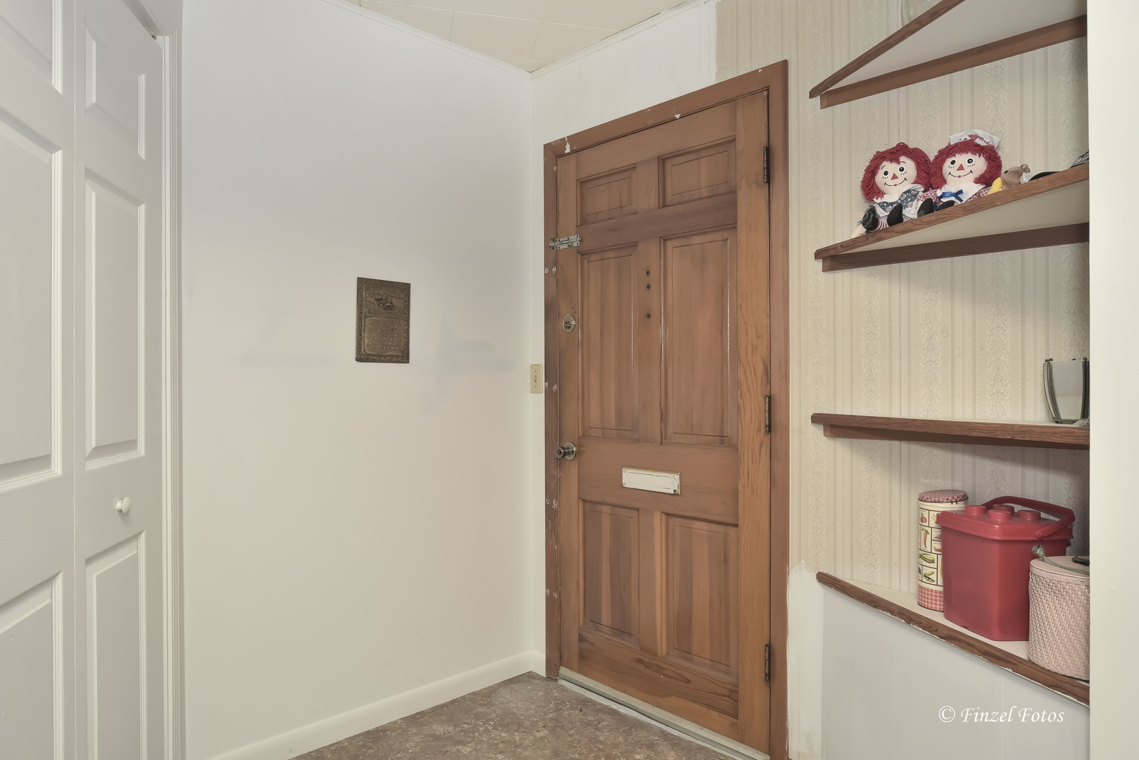 1158 Country Club Road Elgin, IL 60123 - Photo 3 of 16 a view of an entryway with a hallway