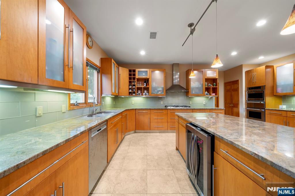 325 Cooper Place Paramus, NJ 07652 - Photo 11 of 31