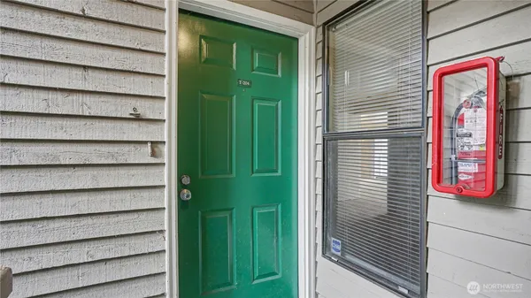 a view of entryway with a balcony