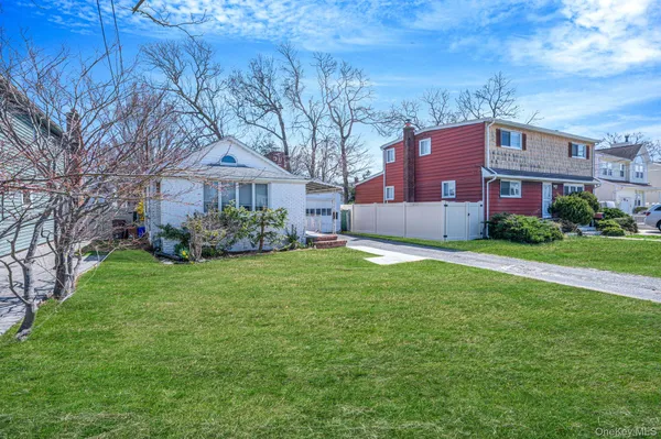 $389,999 | 170 Beachview Street, Copiague, NY 11726