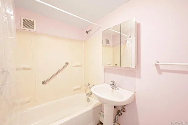 $389,999 | 170 Beachview Street, Copiague, NY 11726