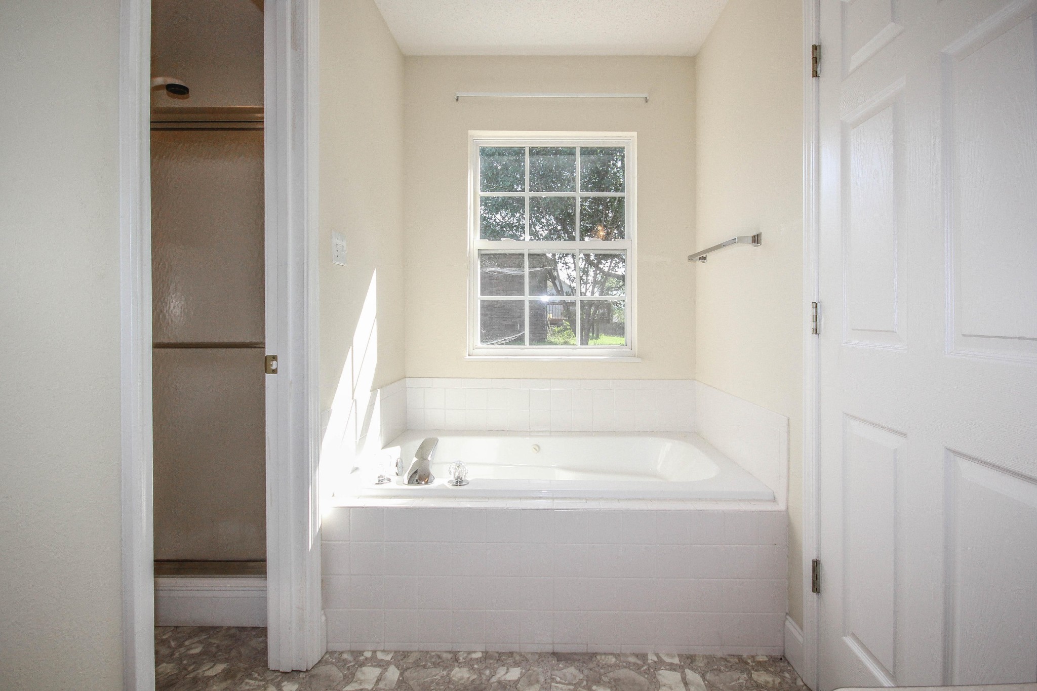 5510 J Riley W Drive Greenback, TN 37742 - Photo 34 of 40 a white bath tub sitting next to a window