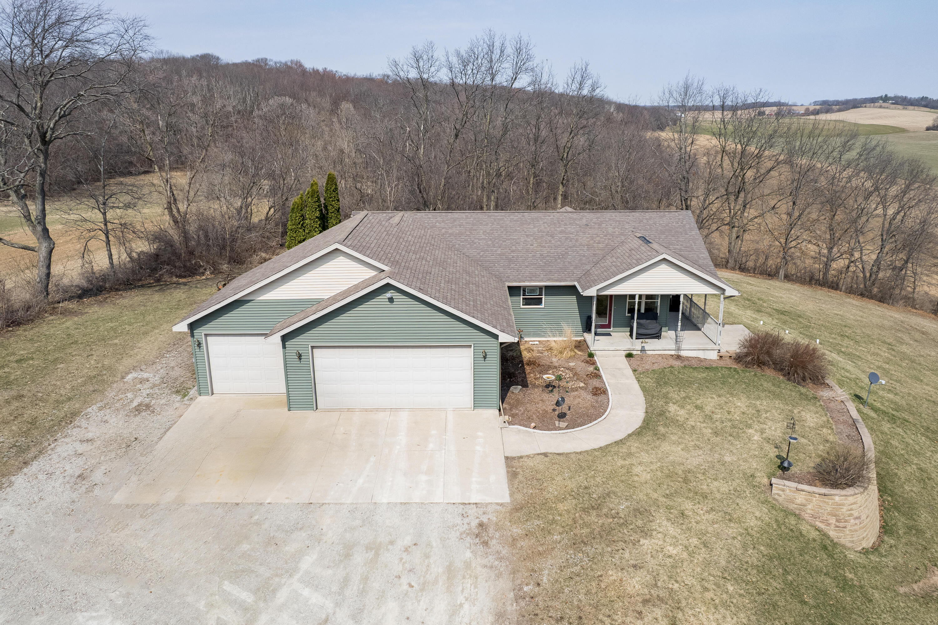931 Canal Road Waterloo, WI 53594 - Photo 4 of 39 3-Car Garage