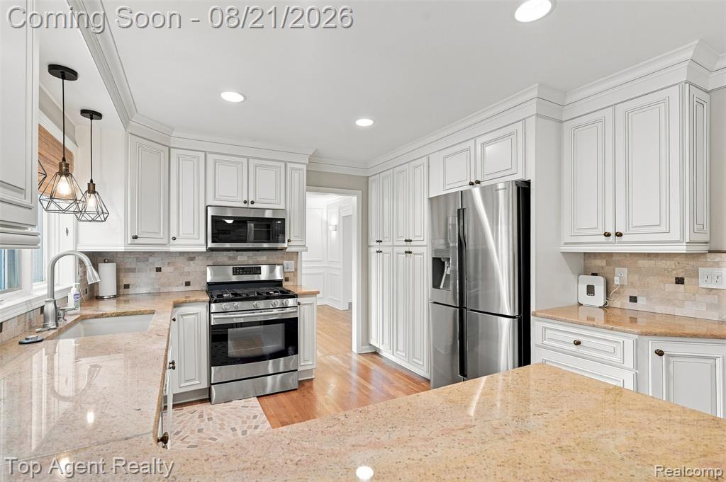 412 Streamview Court Rochester Hills, MI 48309 - Photo 6 of 69 Gallery Image 6
