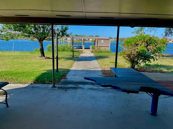 a view of a backyard