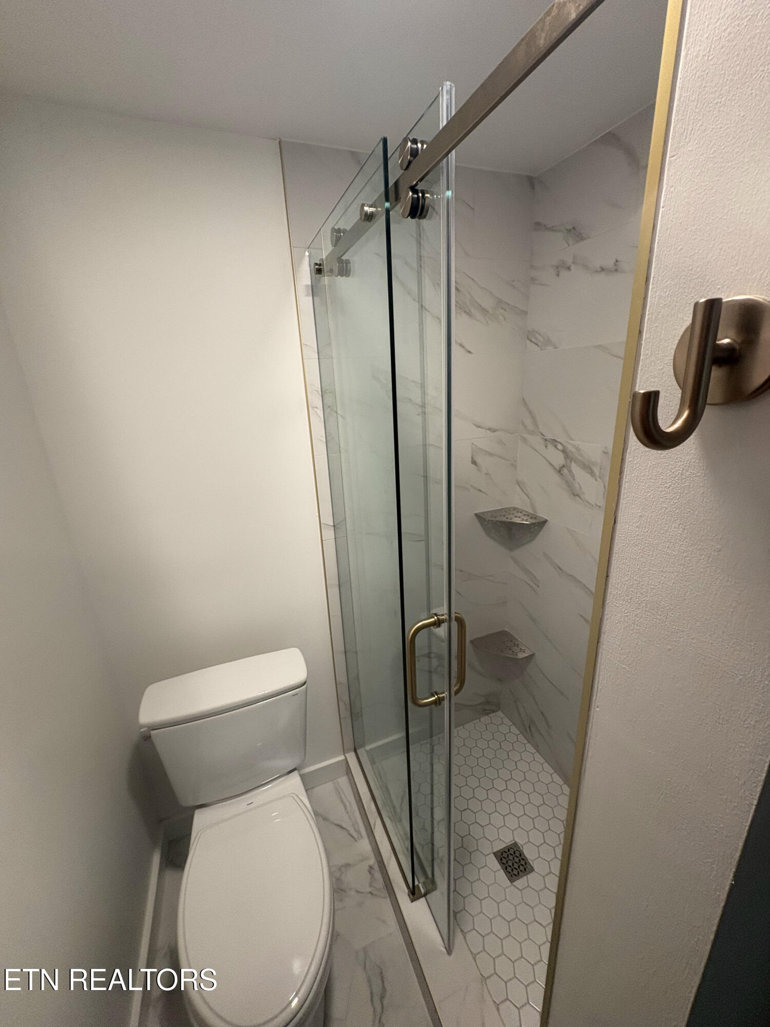 5226 Luttrell Road Knoxville, TN 37918 - Photo 29 of 42 Luttrell Bathroom