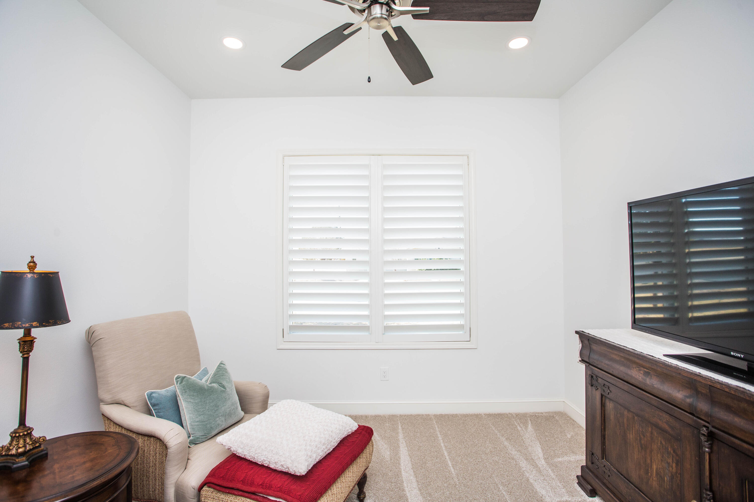 209 South Holliday Plainview, TX 79072 - Photo 17 of 29 a living room with furniture and a window