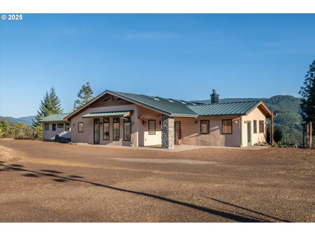 a view of a back yard