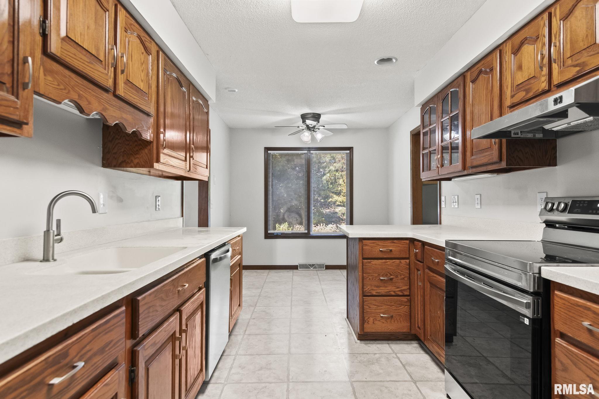 2545 Winfield Drive Springfield, IL 62704 - Photo 9 of 41 Gallery Image 9
