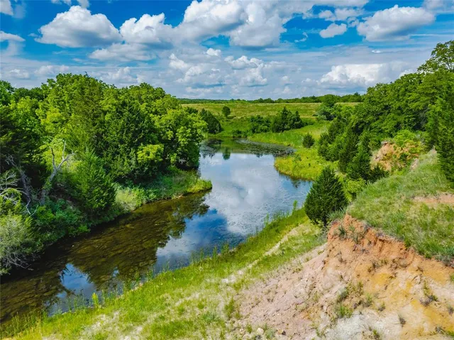 a view of a pathway with a yard