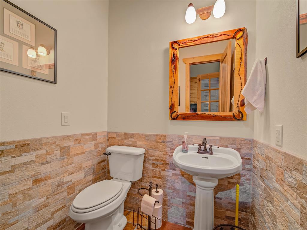 2197 Netherly Lane Forestburg, TX 76239 - Photo 20 of 40 a bathroom with a toilet sink and mirror