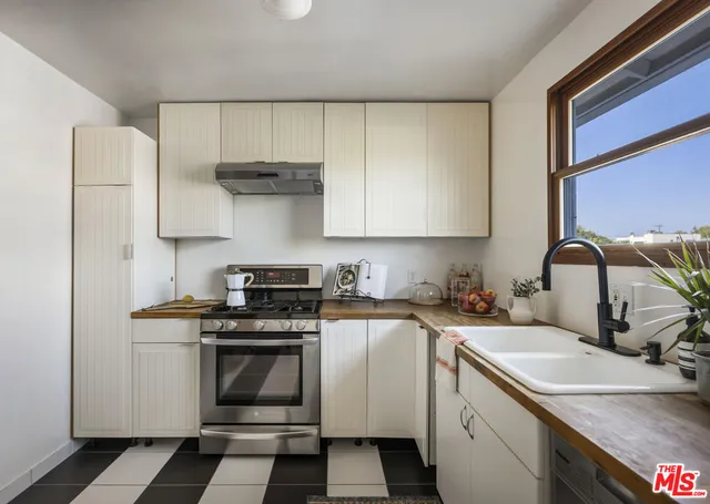 $1,649,000 | 1525 Carmona Avenue, Los Angeles, CA 90019