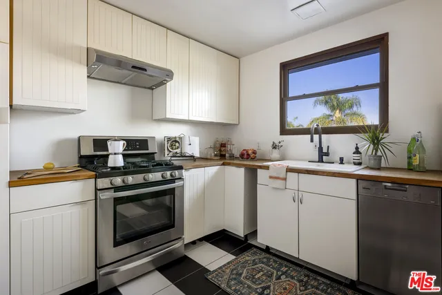 $1,649,000 | 1525 Carmona Avenue, Los Angeles, CA 90019