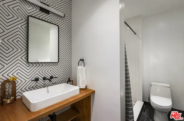 $1,649,000 | 1525 Carmona Avenue, Los Angeles, CA 90019